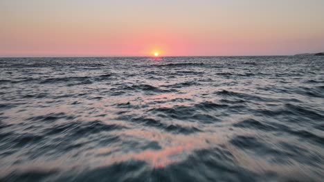Tiefflug-Auf-Dem-Meer-Während-Des-Sonnenuntergangs-Bei-Zunehmender-Höhe