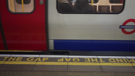 Tren-Que-Sale-De-La-Terminal-De-La-Estación-En-El-Sistema-De-Metro-De-Transporte-Público-Subterráneo-De-Londres,-Inglaterra