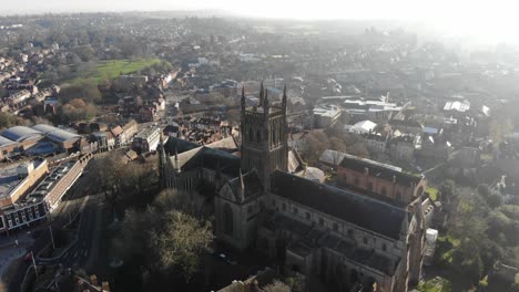 Aufsteigender-Schuss-Der-Kathedrale-Von-Worcester-An-Einem-Nebligen-Novembermorgen