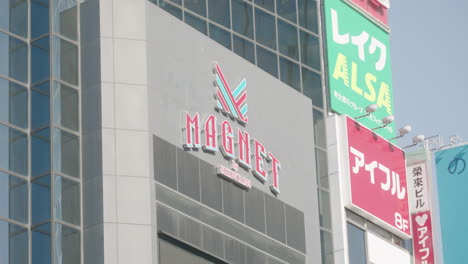 Magnet-By-Shibuya-109---Shopping-Mall-Building-At-Shibuya-Crossing-In-Tokyo---close-up,-slow-zooming-shot