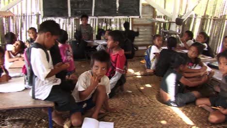 Kinder-Im-Klassenzimmer-Mit-Ihrem-Lehrer-Auf-Fanning-Island,-Kiribati