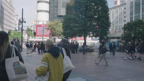 Hachiko-platz---Einheimische-Japaner-Tragen-Während-Einer-Pandemie-An-Der-Shibuya-kreuzung-In-Der-Stadt-Tokio-Eine-Gesichtsmaske