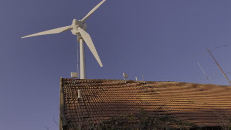 Windmühle-Produziert-Saubere-Und-Erneuerbare-Energie