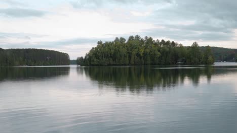 Herrliche-Aussicht-Lake-Viceroy-In-Montpellier-Quebec-Mit-Einer-Bewaldeten-Insel-In-Der-Ferne