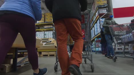 Tiefwinkel-POV-Vom-Bewegen-Des-Einkaufswagens-Durch-Obst-Und-Gemüse-Bei-Costco