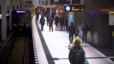 Gente-Esperando-En-La-Plataforma-De-La-Estación-De-Tren-Moderna-En-La-Ciudad-De-Berlín