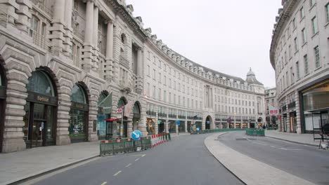 Lockdown-In-London,-Gimbal-spaziergang-In-Zeitlupe-Durch-Die-Völlig-Leere-Schöne-Regent-Street,-Während-Der-Covid-19-pandemie-2020