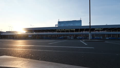 Estacionamiento-Vacío-Frente-Al-Aeropuerto-Vaclav-Havel-De-Praga-Y-Al-Edificio-De-La-Terminal-Durante-La-Pandemia-Del-Virus-Covid-19-Y-Las-Restricciones-De-Viaje,-Cámara-Lenta-De-ángulo-Bajo