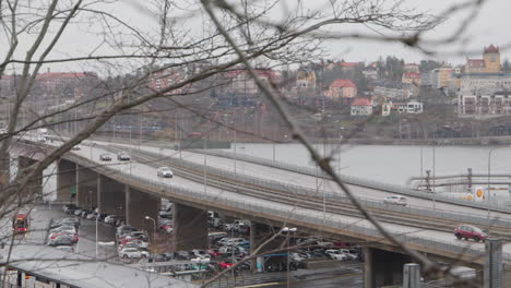 Traffic-going-over-the-Lidingö-bridge,-in-Stockholm-Sweden