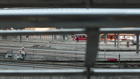 Hiperlapso-De-Pasajeros-Que-Caminan-En-La-Estación-Central-De-Oslo:-Trenes-Locales-Y-Trenes-Expresos-Del-Aeropuerto-Que-Salen-Y-Llegan-A-Oslo-Del-Proyecto-De-Código-De-Barras-En-Oslo,-Noruega