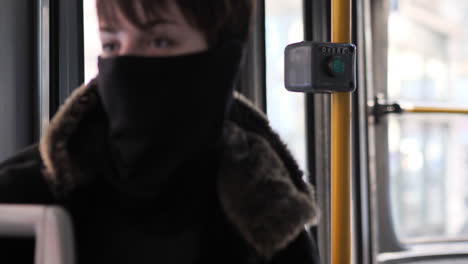 Weibliche-Fahrgäste-Mit-Gesichtsmasken-Sitzen-Und-Reden-In-Der-Straßenbahn