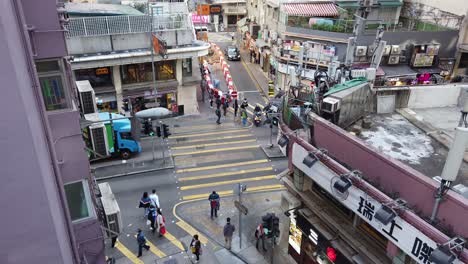 Menschen,-Die-Die-Straße-In-Der-Innenstadt-Von-Hongkong-überqueren,-Luftbild