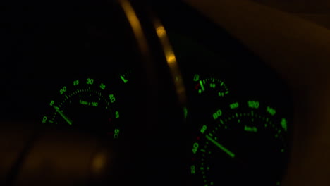 Nahaufnahme-Des-Armaturenbretts-Des-Autos-Mit-Tachometer,-Das-Eine-Geschwindigkeit-Von-60-Stundenkilometern-Anzeigt