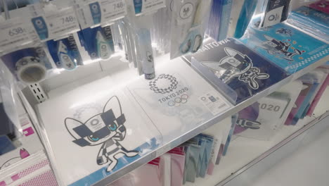 Mercancía-Olímpica-De-Tokio-2020-Con-Mascotas-Icónicas-De-Anime-Y-Diseños-De-Logotipos-En-La-Tienda-Olímpica-Oficial:-Toma-En-ángulo-Alto