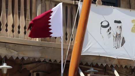Una-Bandera-Nacional-Qatarí-Ondeando-En-Souq-Waqif,-Doha,-Qatar