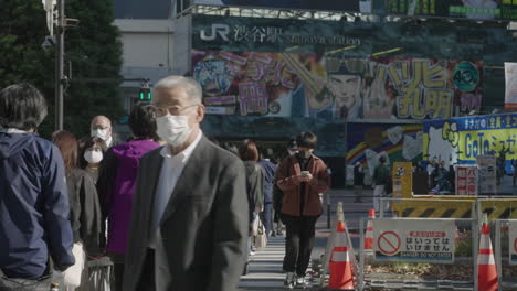 Lugareños-Con-Mascarilla-Durante-La-Segunda-Ola-De-Coronavirus-En-El-Cruce-De-Shibuya,-Tokio,-Japón