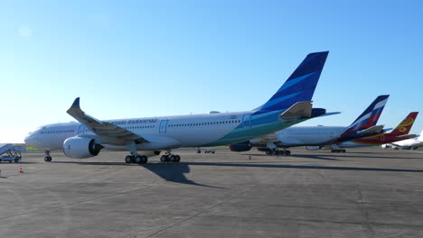 Aviones-De-Fuselaje-Ancho-Estacionados-En-La-Soleada-Plataforma-Del-Aeropuerto