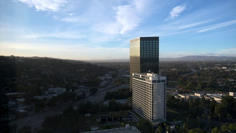 Evening-Time-Lapse-of-Universal-City-in-Los-Angeles,-Busy-Street-Traffic-and-Hotels