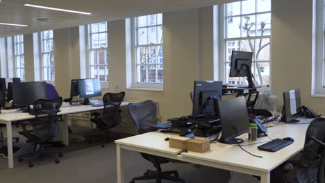 Leere-Schreibtische-Und-Stühle-Im-Bürogebäude-Während-Der-Sperrung-In-London