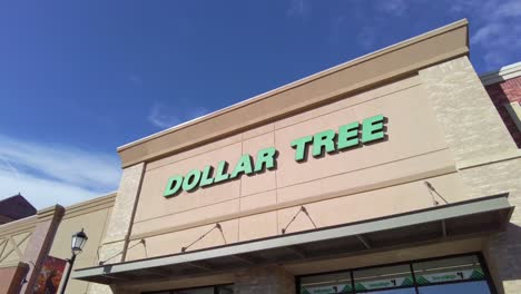 Die-Kamera-Schwenkt-Auf-Die-Fassade-Und-Das-Logo-Des-Dollar-Tree-Stores