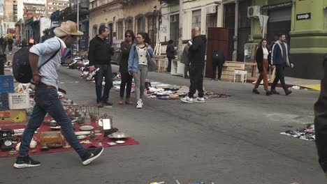 Foto-Panorámica-De-La-Gente-En-La-Feria-Tristan-Narvaja,-Montevideo