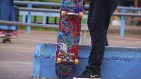 Mann-Stellt-Das-Rad-Seines-Skateboards-Ein,-Um-Mit-Dem-Üben-Zu-Beginnen