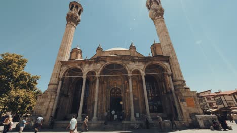 Konya,-Aziziye-Moschee-Hyperlapse-Am-Sonnigen-Tag.-4k