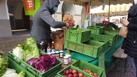 Bio-Biobauern-Produzieren-Mit-Menschen,-Die-Masken-Auf-Der-Straße-Tragen