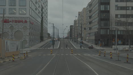 Blick-Durch-Die-Heckscheibe-Einer-Fahrenden-Straßenbahn-Im-Stadtzentrum-Von-Helsinki