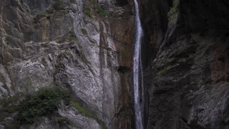 Erstaunlicher-Wasserfall-In-Ledro-Trentino-Norditalien