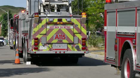 Feuerwehrleute-Rollen-Am-Brandort-In-Mississauga,-Kanada,-Ausrüstung-Aus-Dem-Feuerwehrauto-Aus