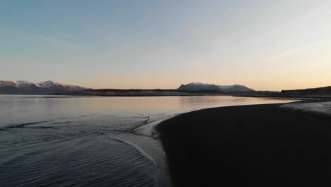 Crepúsculo-Sobre-La-Playa-De-Arena-Negra-En-La-Costa-De-Islandia