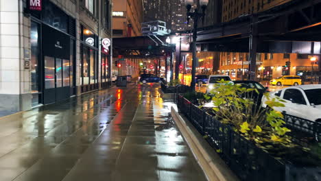 Stadtspaziergang-In-Chicago-Nassen-Straßen-In-Den-Späten-Nachtstunden-Während-Des-Regnerischen-Abends