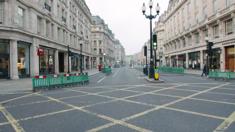 Lockdown-In-London,-Einsamer-Wanderer-In-Der-Völlig-Leeren-Regent-Street-Während-Der-Coronavirus-pandemie-2020,-An-Einem-Bewölkten-Tag