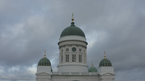 Cerrar-Vista-De-Drones-Volando-Hacia-La-Cúpula-De-La-Catedral-De-Helsinki