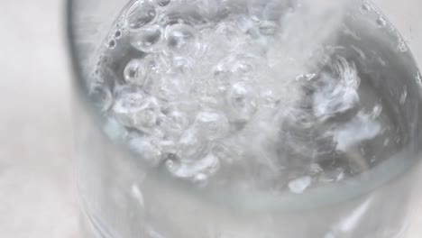 Ein-Kristallglas-Mit-Reinem-Wasser-Füllen