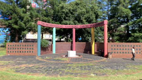 Randburg-Garden-Of-Remembrance-Memorial,-Toma-Panorámica-De-Izquierda-A-Derecha