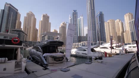Blick-Auf-Boote,-Die-In-Dubai-Marina,-Vereinigte-Arabische-Emirate,-Angedockt-Sind