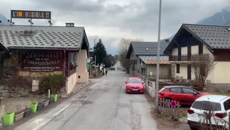 Verschiedene-Aufnahmen,-Während-Man-Durch-Die-Kleine-Stadt-Chamonix,-Frankreich,-Neben-Den-Alpen-Fährt