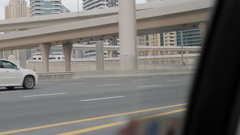 Viajar-En-La-Parte-Trasera-De-Un-Taxi-En-Dubai