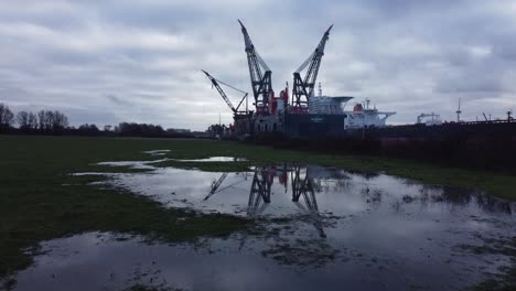 Thialf-Und-Sleipnir,-Die-Beiden-Größten-Halbtauchkranschiffe-Der-Welt,-Spiegeln-Sich-In-Einem-Pool-Im-Hafen-Von-Rotterdam