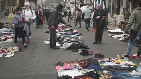 Static-slomo-shot-of-man-selling-puppies-at-Feria-Tristan-Narvaja,-Montevideo