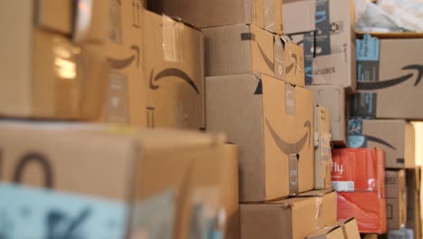 Amazon-Kisten-Werden-In-Einem-Lagerhaus-Gestapelt