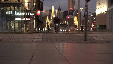Stadtzentrum-In-Der-Abenddämmerung-Mit-Radfahrern-Und-Fußgängern