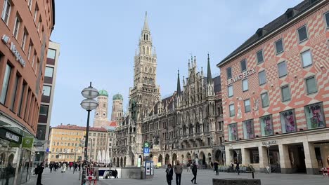Marienplatz,-En-Munich,-Alemania,-Es-Una-De-Las-Plazas-Céntricas-Más-Famosas-De-Europa