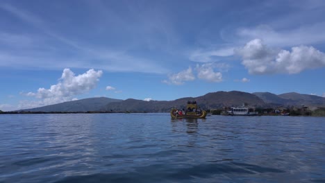 Vista-Del-Barco-De-Caña-De-Uros-En-Islas-Flotantes-En-El-Lago-Titicaca