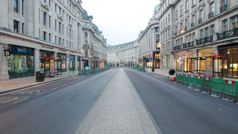 Bloqueo-En-Londres,-Calle-Regente-Desierta-Calles-Completamente-Vacías-Durante-La-Pandemia-De-Covid-19-2020,-En-Una-Mañana-Nublada