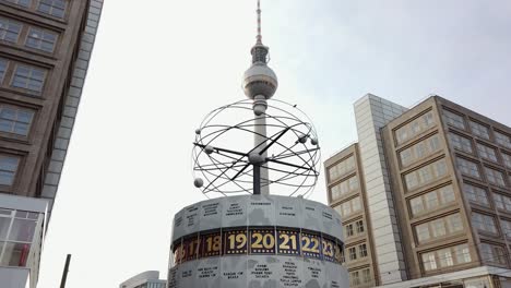 Lapso-De-Tiempo-De-Movimiento-De-Berlín-Alexanderplatz-Con-Reloj-Mundial-Y-Torre-De-Televisión