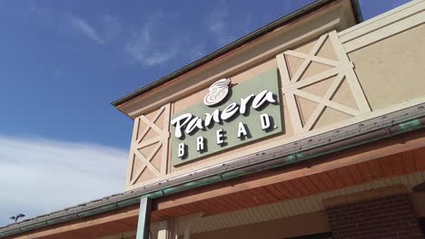 Vista-Panorámica-Del-Escaparate-Exterior-De-Panera-Bread