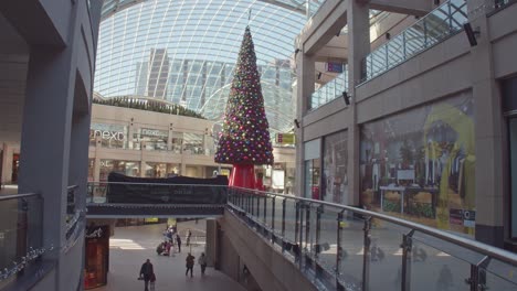 Halb-Verlassene-Mall-Galerie-Wegen-Covid19-Während-Der-Weihnachtszeit
